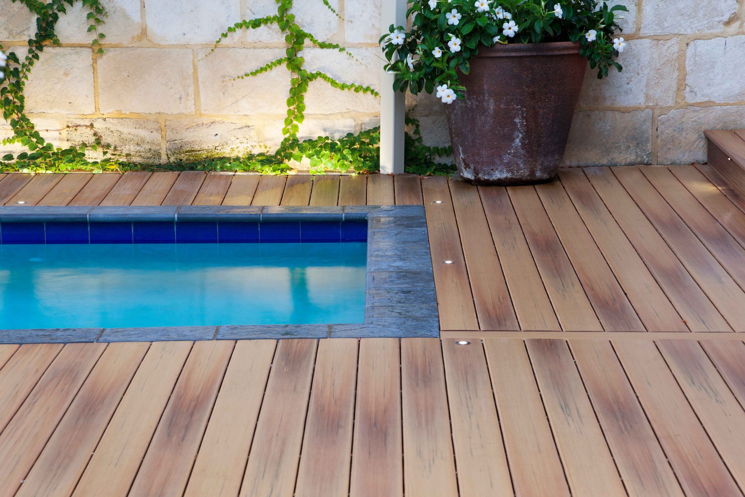 Composite Decking and pool - hardwoods collection - Barrette Outdoorliving